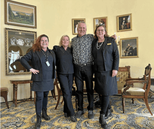 Kartano & Kylpylähotelli Haikon hotellinjohtaja Marja-Liisa Karhu (oik.), Juha ja Satu Laitila sekä vastikään Haikossa aloittanut tapahtumakoordinaattori Riitta Suominen ovat innoissaan heinäkuussa koittavasta teatterirupeamasta. Uusimaa, MIKA LAURILA